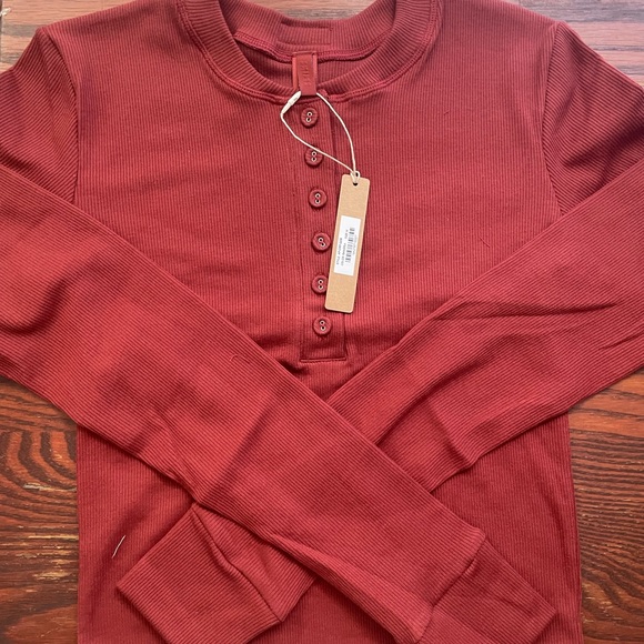 Ready 2 Ship SKIMS Holiday Edition Sangria Henley Top Long Sleeve - Picture 3 of 4